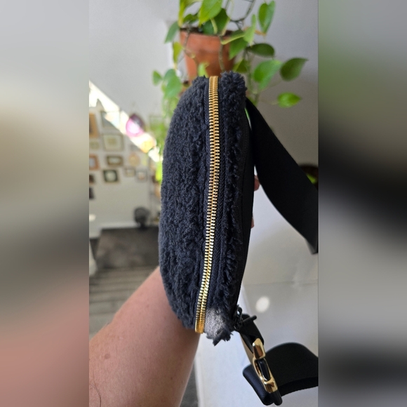 Lululemon Athletica Everywhere Black Sherpa Belt Bag - Picture 12 of 16